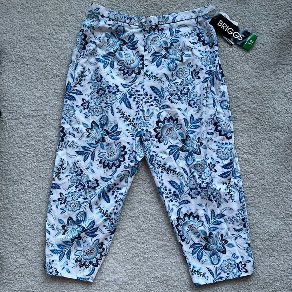 Briggs Cropped Length Blue & White Floral Pants (size 12P, petite)